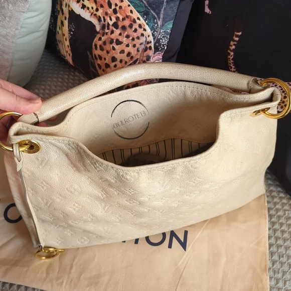 Louis Vuitton Cream Shoulder Bag - Picture 16 of 16